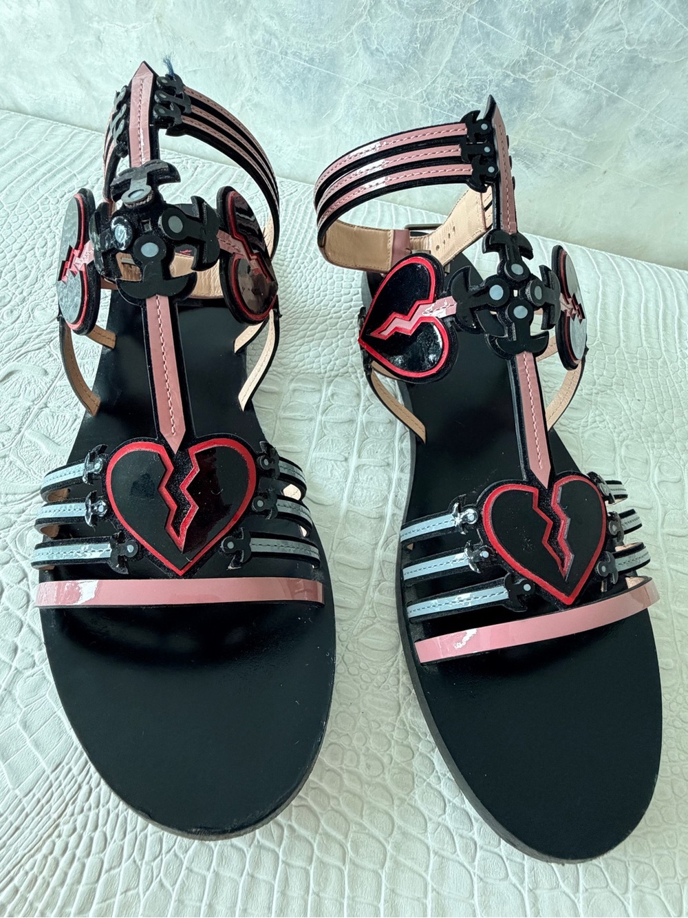 Valentino Garavani Women’s Black and Pink Heart-Strap Sandals Size 40, US 9,5 - Picture 7 of 17
